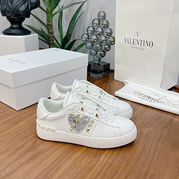 Valentino Garavani Rockstud Untitled white calfskin sneaker heart