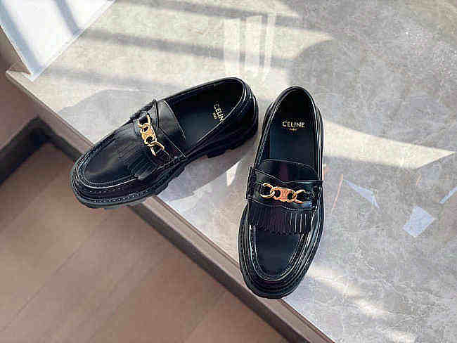 CELINE MARGARET LOAFER WITH TRIOMPHE CHAIN IN POLISHED BULL - coleshop.ru