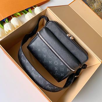 LV M30233 OUTDOOR MESSENGER