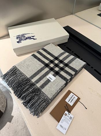Burberry Plaid Scarf 1160 Black Size 210x45cm
