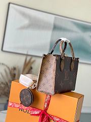 Louis Vuitton LV Onthego PM With Strap 25 x 19 x 11.5 cm - 4