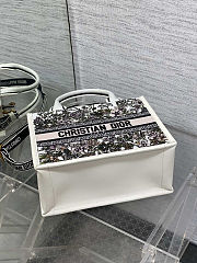 Dior Book Tote specifically a small version with a floral embroidery pattern Size: 26*12*21cm - 5