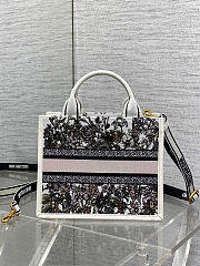 Dior Book Tote specifically a small version with a floral embroidery pattern Size: 26*12*21cm - 3