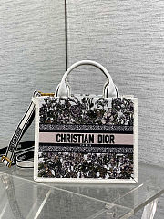 Dior Book Tote specifically a small version with a floral embroidery pattern Size: 26*12*21cm - 4